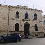 Ci rechiamo ora nel vicino Largo San Sabino, dove la scuola primaria Corridoni si affaccia alle spalle della Cattedrale. In stile neoromanico, fu edificata tra il 1932 e il 1939 per accogliere i sempre pi� numerosi studenti della zona ed era anch�essa opera di Favia. La forma riprende il sistema a triplo corpo, con l�asse di simmetria definito dal portale d�ingresso preceduto da una graziosa scalinata curvilinea